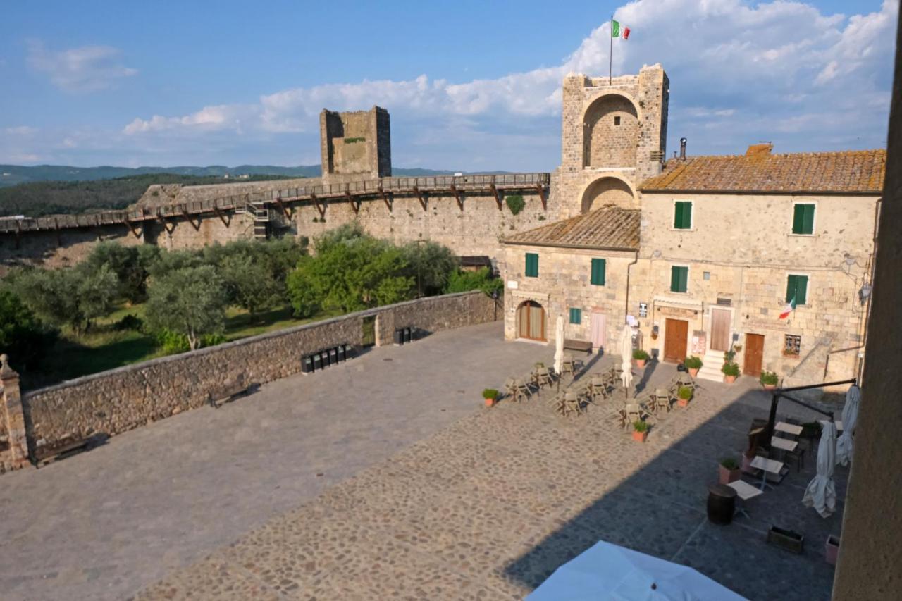 Rooms And Wine Al Castello Monteriggioni Exterior photo