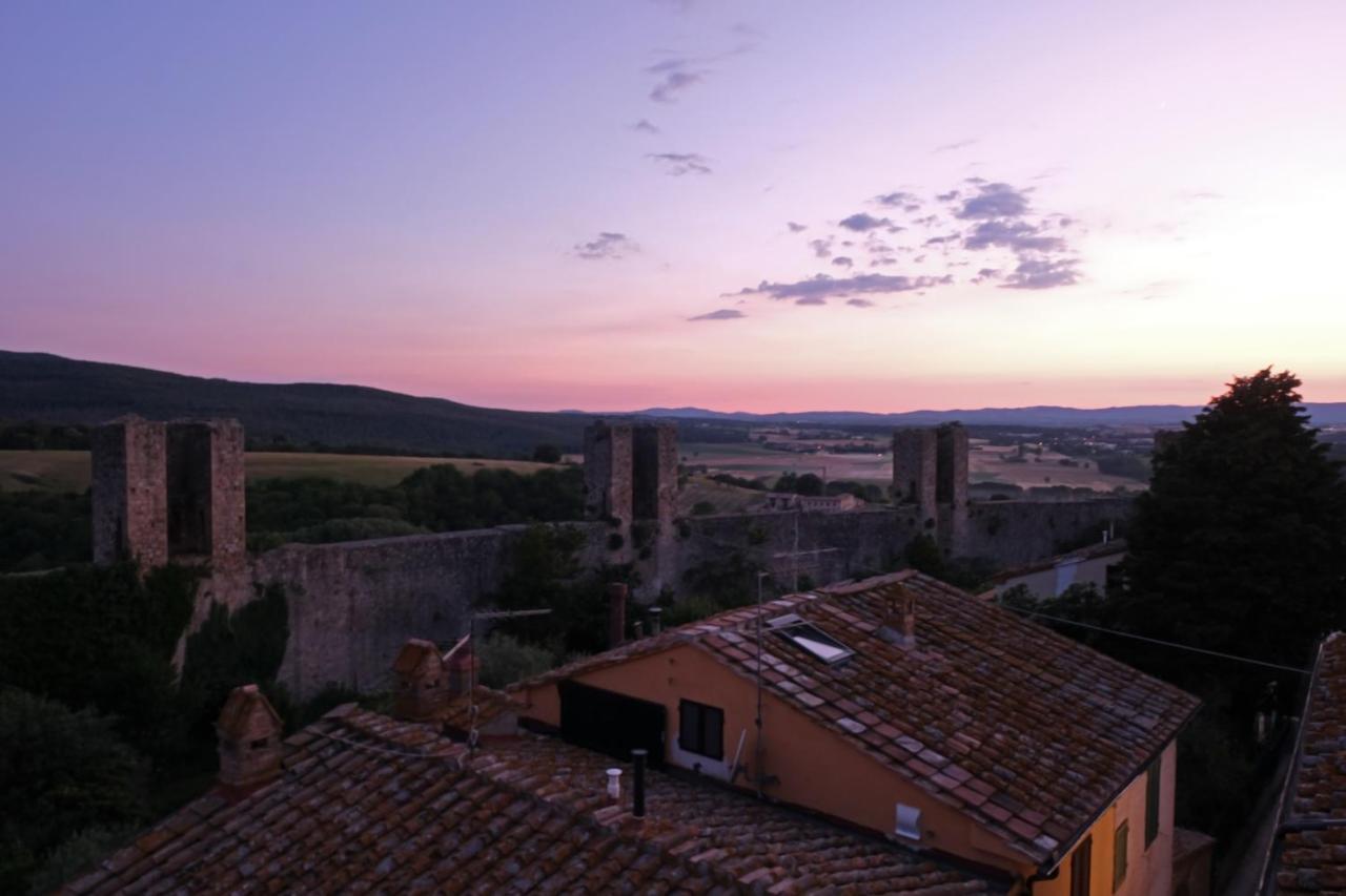 Rooms And Wine Al Castello Monteriggioni Exterior photo