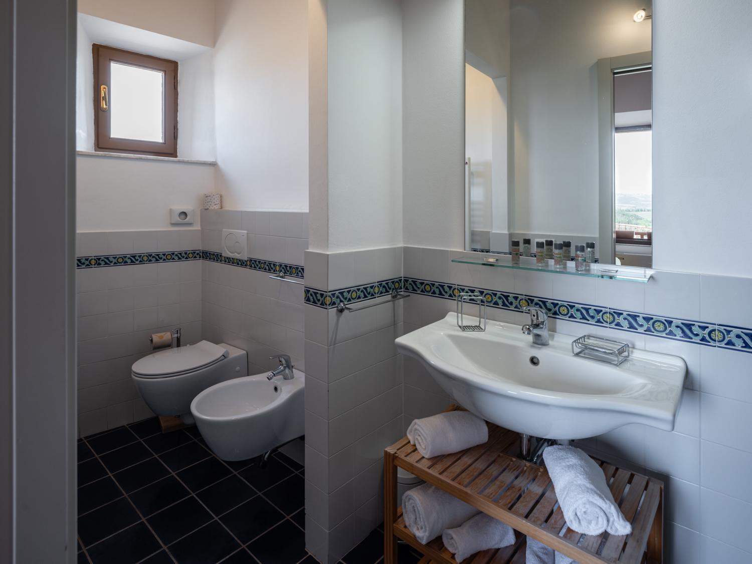 Rooms And Wine Al Castello Monteriggioni Exterior photo